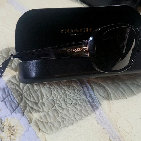 Coach women's sunglasses with a black turtle shell look on the sides - Picture 1 of 7